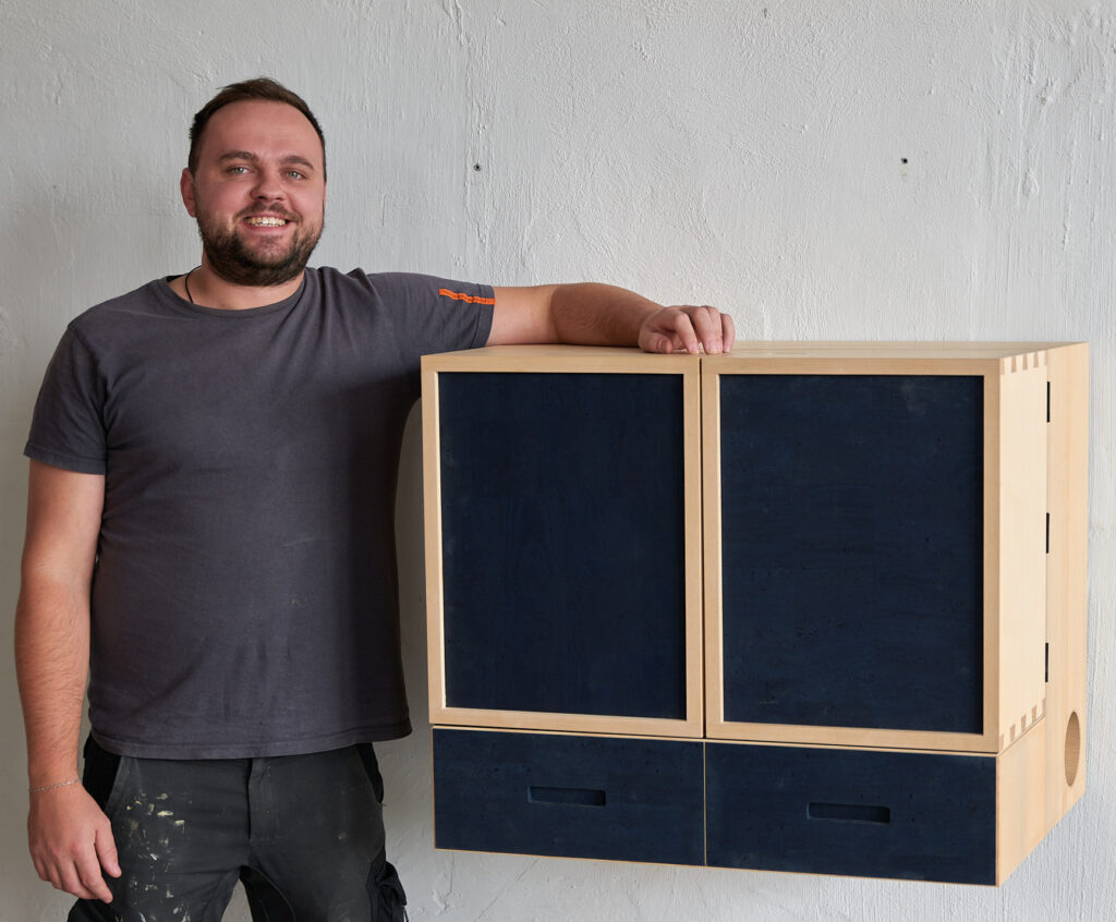 Meister Elias lehnt an seinem Meisterstück