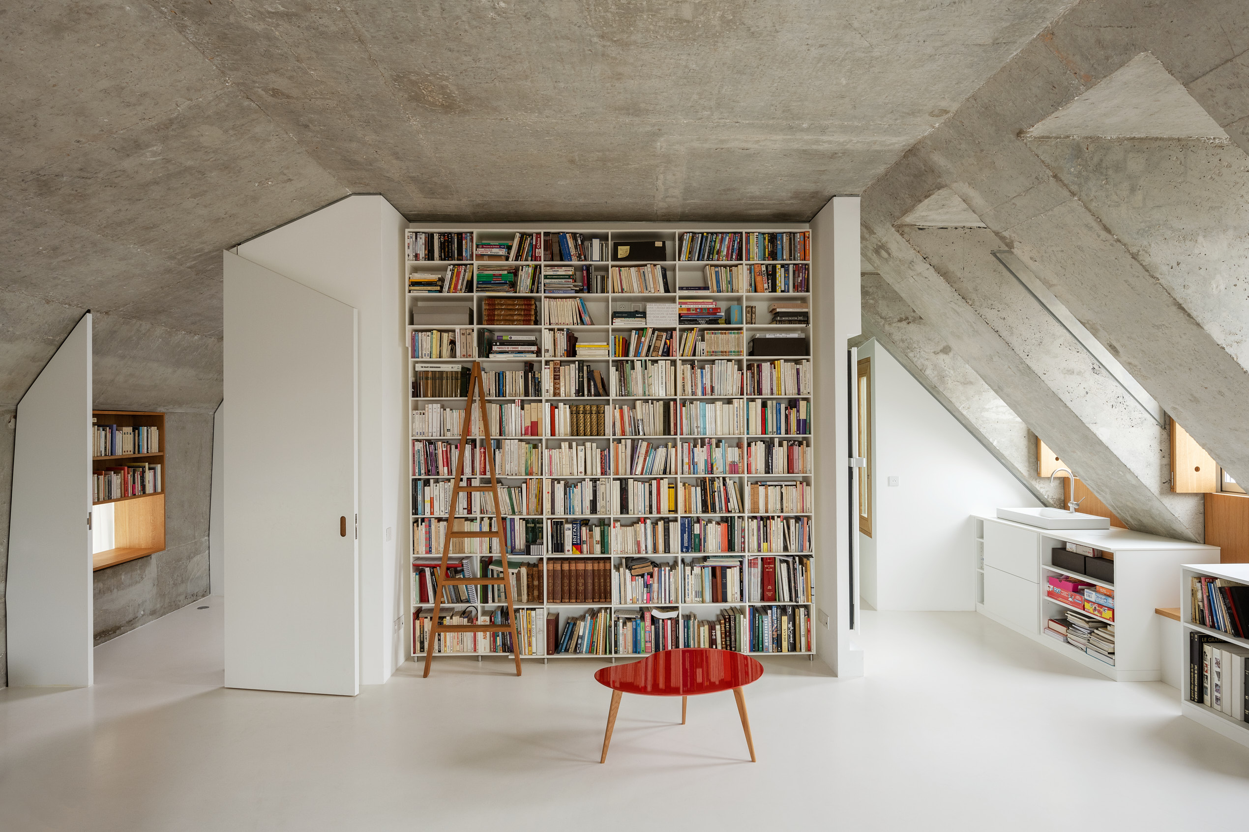 Große Regalwand mit Büchern