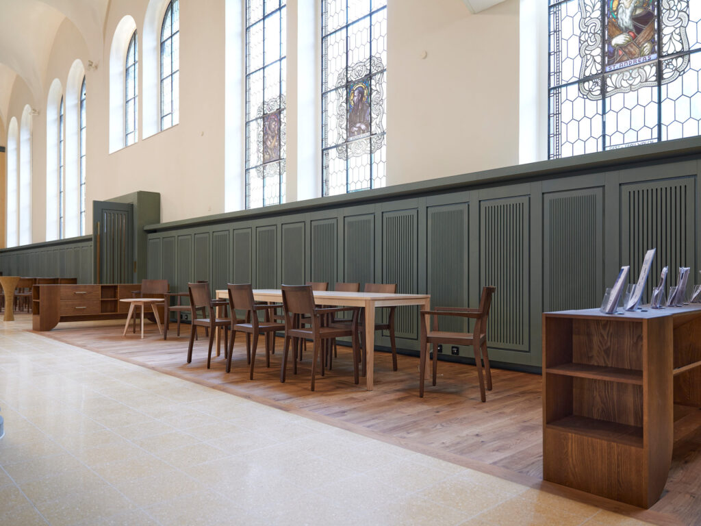 Neue Begegnungszone mit Tischen und Stühlen für Gespräche