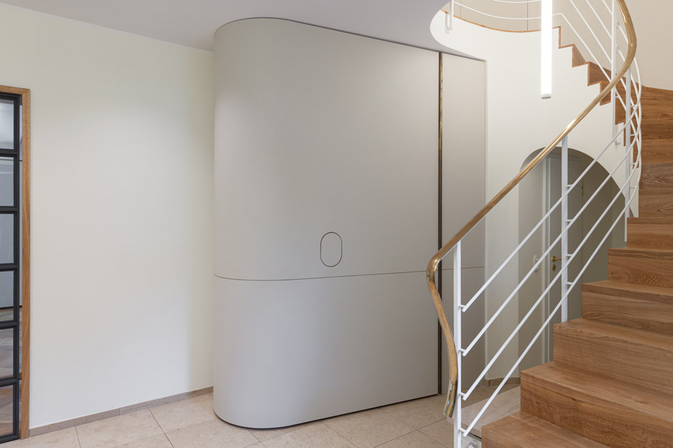 Eingangsbereich mit Holztreppe und versteckter Garderobe als Raummöbel